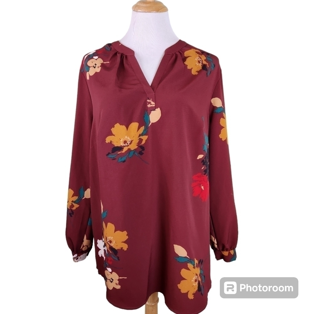 NWT Madison 'Tawny Port Floral' v-neck Top